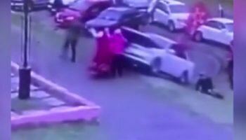 Maşını vurdu, 6 nəfərin üstünə sürdü – Video